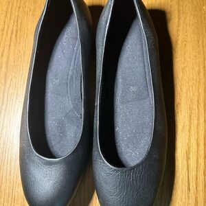 Ecco Black Leather Women's Ballet Flats